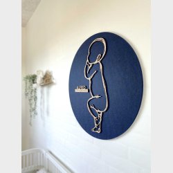 Rund fødselstavle i træ og akustikfilt - to søskende