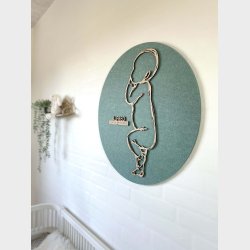 Rund fødselstavle i træ og akustikfilt - to søskende