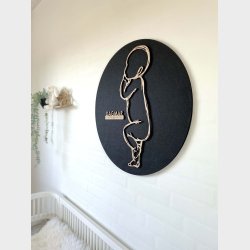 Rund fødselstavle i træ og akustikfilt - to søskende